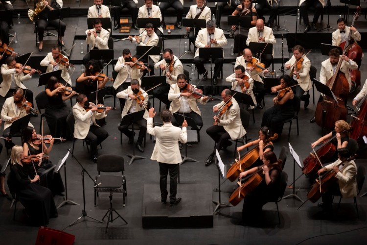 MÚSICA ORQUESTAL Y ELECTRÓNICA HICIERON VIBRAR LA PRIMERA NOCHE DEL FIC 49