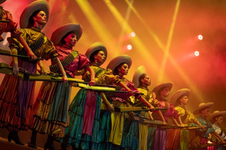 Danza folklórica y ópera italiana avivan los escenarios del FIC 51