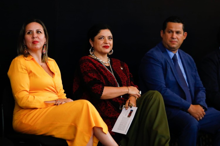 Hacer mundos. Un acercamiento para leer la Colección FEMSA está conformada por más de 90 obras de artistas latinoamericanos. 